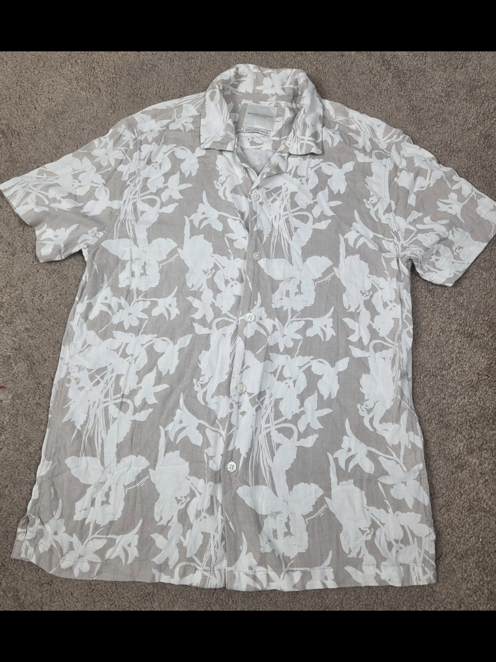 Men's Short-Sleeve Floral Button-Up Shirt - White on Light Gray